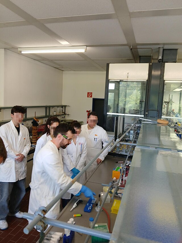 Studierende beim Probenworkflow im Praktikum